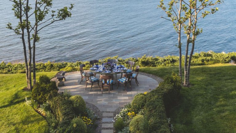 Ce jardin à couper le souffle en bord de mer dans les Hamptons est l’un des meilleurs exemples d’un jardin formel qui a déchiré le livre de règles Hamptons Garden with coastal view