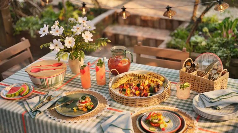 La collection en plein air de Joanna Gaines chez Target a été massivement réduit – et il y a une chaise de patio hors concours qui coûte moins de 50 $, je ne veux pas outdoor patio table styled with new Hearth & Hand™ with Magnolia x Target collection pieces including plaid tablecloth, raffia placemats and rattan serveware