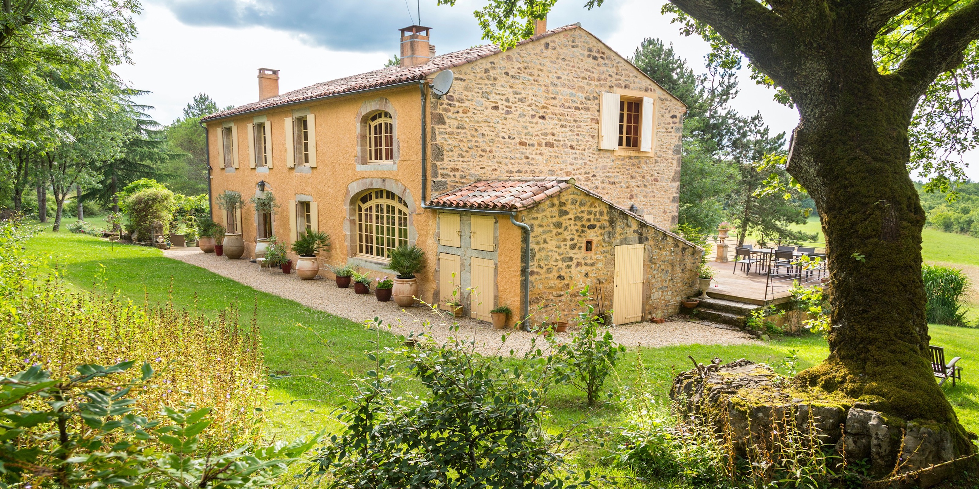 Vieille maison en pierre dans un grand jardin dans la campagne française avec salle à manger engelée