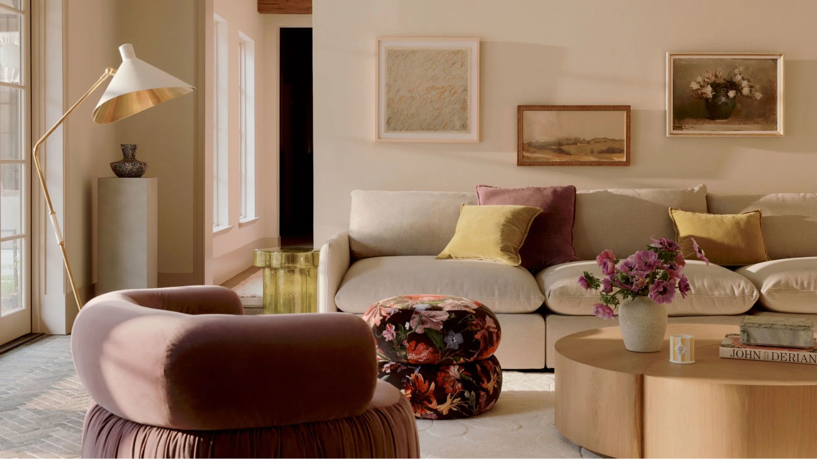 salon Anthropologie neutre avec des accents violets et jaunes
