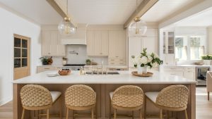« Tout ne doit pas être bleu et blanc, et vous n’avez certainement pas besoin de coquilles et de corail » – 4 erreurs Designers avertissent d’éviter lorsque vous perfectionnez un look côtier dans la cuisine A neutral coastal kitchen with woven counter stools and wood accents