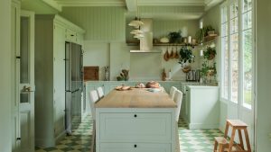 Devriez-vous d’abord choisir vos armoires de cuisine ou vos comptoirs? Les designers d’intérieur pèsent sur le meilleur ordre pour concevoir votre programme Pale blue color drenched kitchen