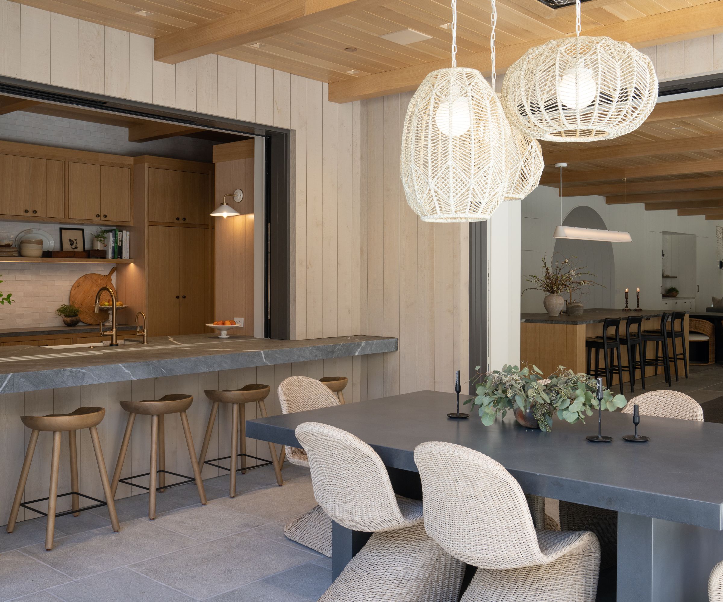 table à manger à l'extérieur avec trappe de service