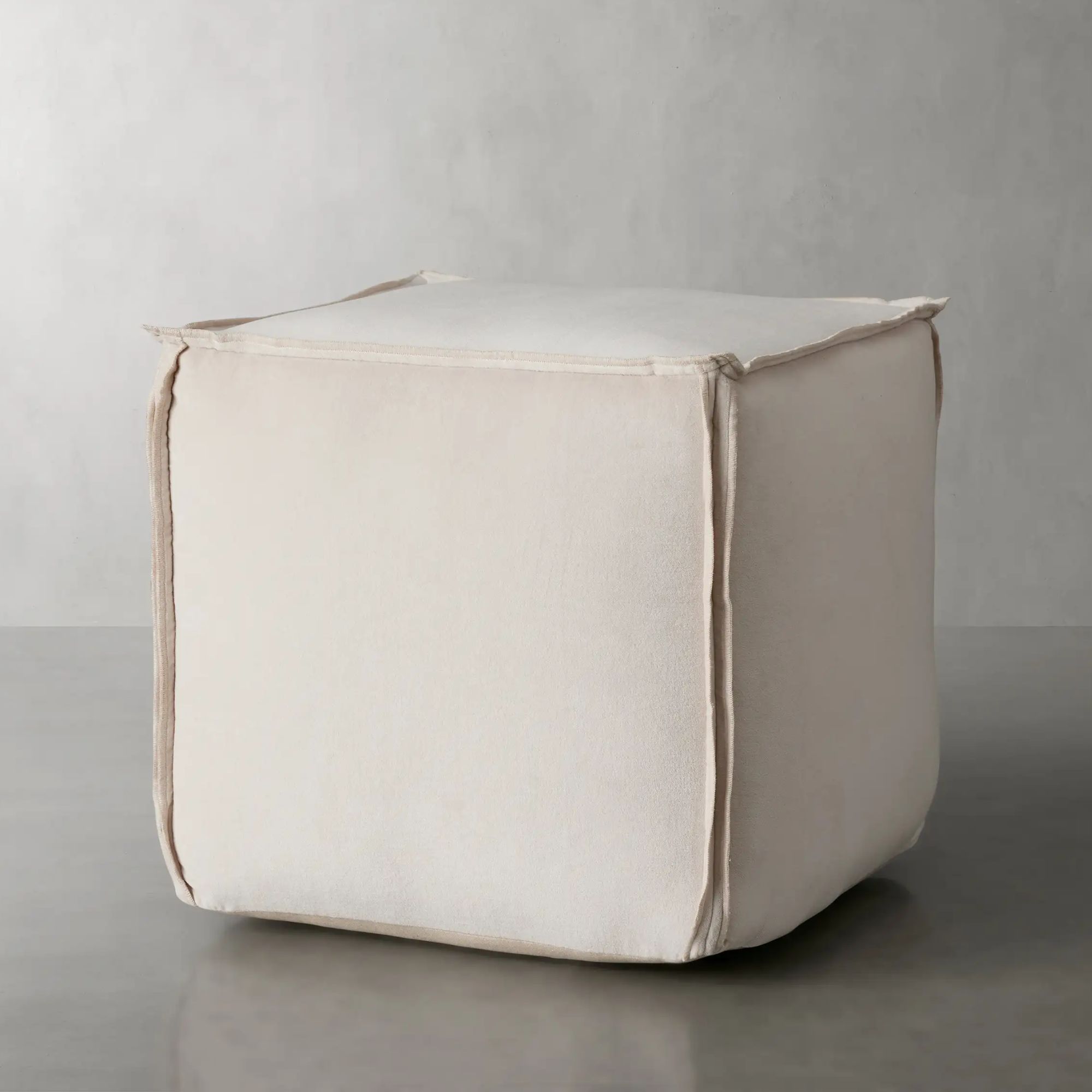 Pouf carré de velours crème