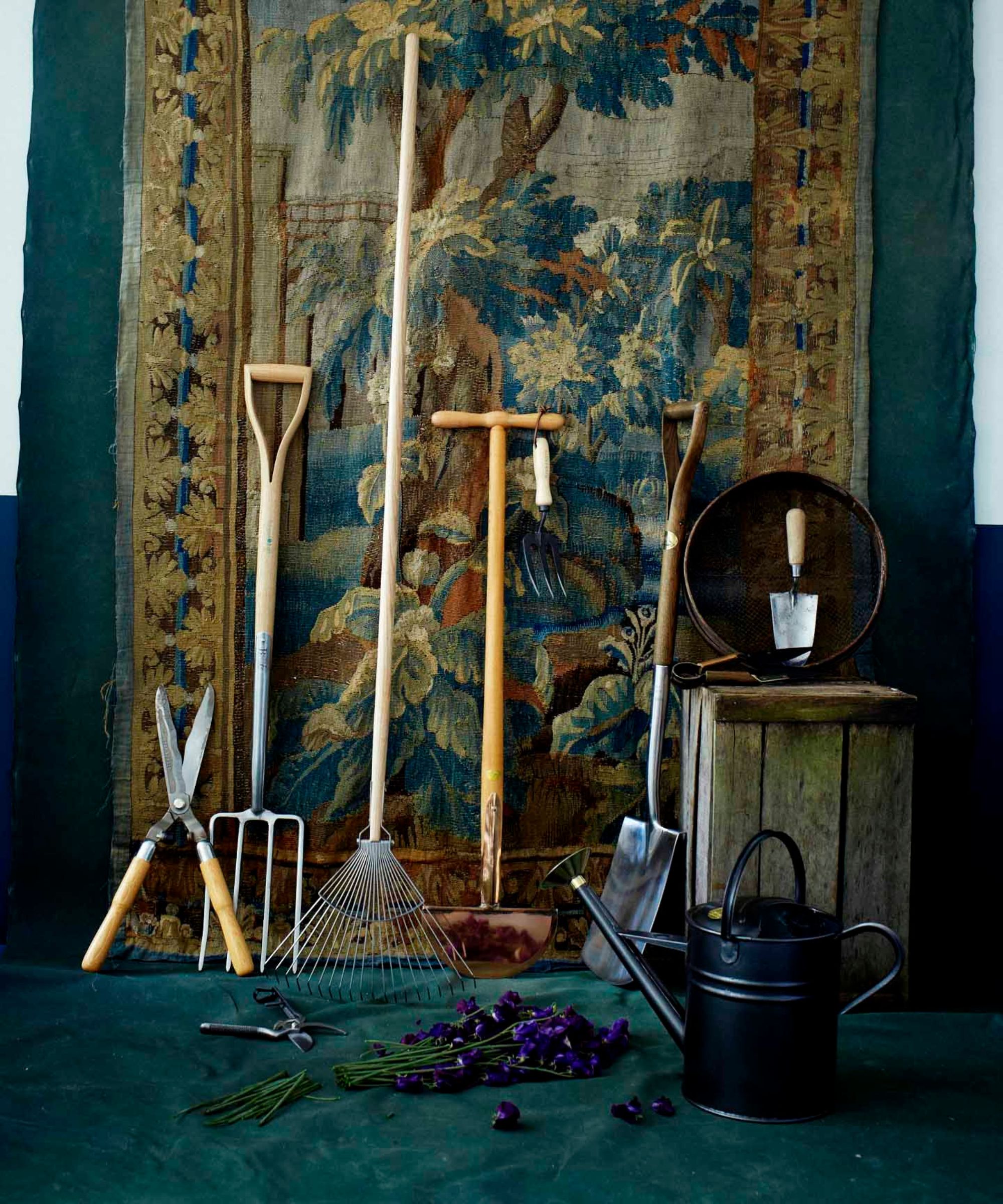 Outils de jardin reposant sur un tapis à motifs ornés