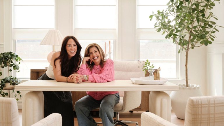 Comment Joanna Gaines a pris un espace de bureau ennuyeux et fade « manquant de caractère et d’histoire » et a fait ressentir une pièce avec des centaines d’années d’histoire Joanna gaines and Hoda in office space with cream wood desk, potted tree and plaid armchairs