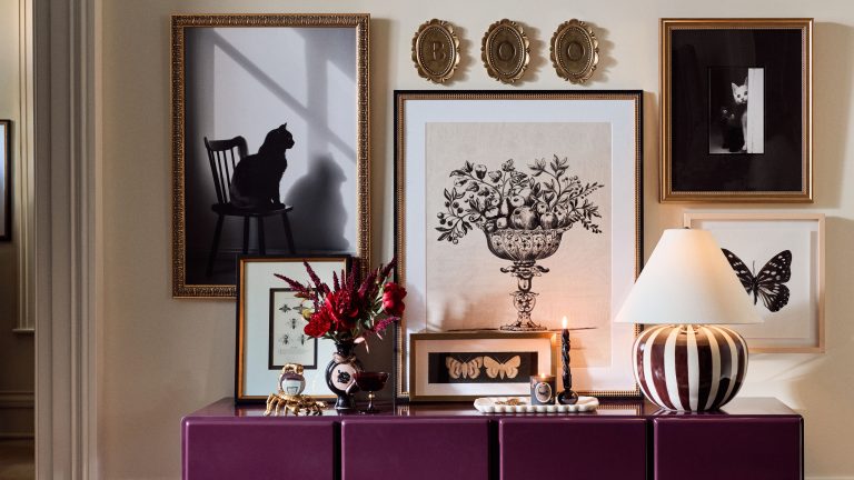 Qu’obtenez-vous lorsqu’un costumier emblématique collabore sur une collection d’Halloween? Le décor d’anthropologie le plus théâtral à ce jour Items from Anthropologie Halloween collaboration with Catherine Martin, including a striped lamp, framed festive prints, sculptural cases, and brass candle holders.