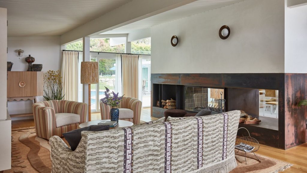 Où vous vivez-vous affecte-t-il les couleurs avec lesquelles vous décorez? Selon les concepteurs, oui – massivement neutral living room