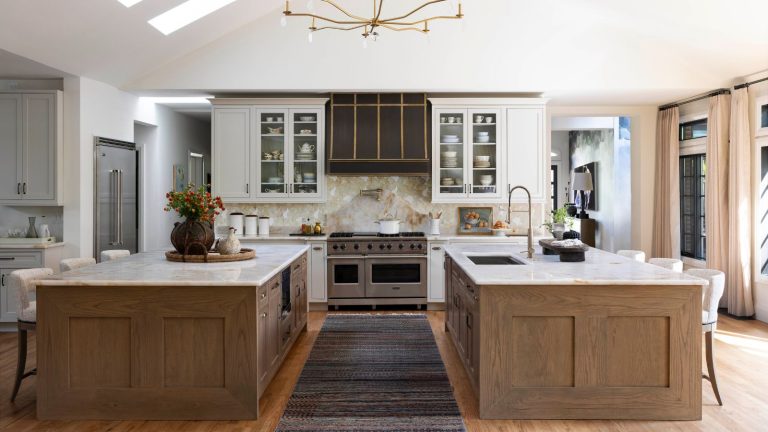 «Vous connaissez le type: propre, minimal et plein de potentiel! – Comment ce designer a transformé un remodelage d’ardoise vierge avec une personnalité zéro en une maison familiale dynamique qui est parfaite pour l’hébergement White kitchen with two wooden islands and a gray runner in between