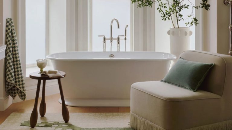 Mon secret pour donner à ma salle de bain un rafraîchissement instantané ne pourrait pas être plus simple – pourquoi tout le monde (y compris moi) est obsédé par les serviettes à main anthropologie en ce moment modern bathroom by anthropologie with a large bay window, freestanding bathtub with a large rug, slipper chair, green checkerboard towel and stool