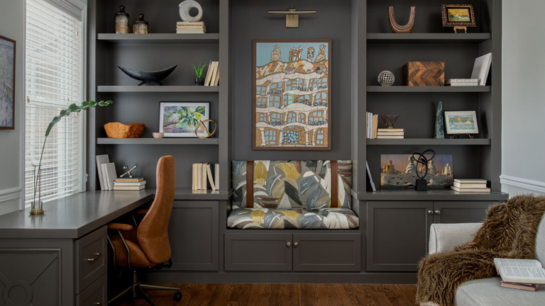 Oui, une boutique de designer d’intérieur chez Wayfair – et je leur ai demandé de partager les produits exacts qu’ils recommanderaient a study room with a gray bookshelf, miscellaneous bookshelf decor, a desk with a brown chair, and a couch with a fuzzy blanket
