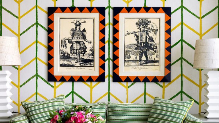 Vous pensez que la collecte d’art est intimidante et coûteuse? L’approche «Passion First, Investment Second» du designer Willow Kemp est sur le point de changer d’avis Vintage artwork on a green and yellow wallpaper