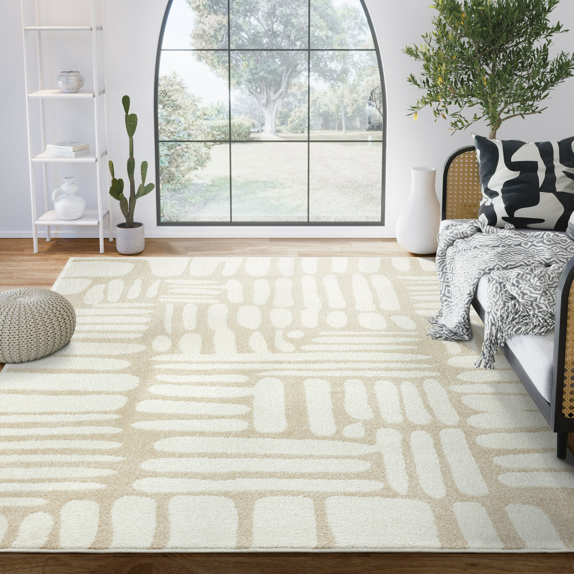 Un tapis à motifs beige et blanc dans un salon brillant