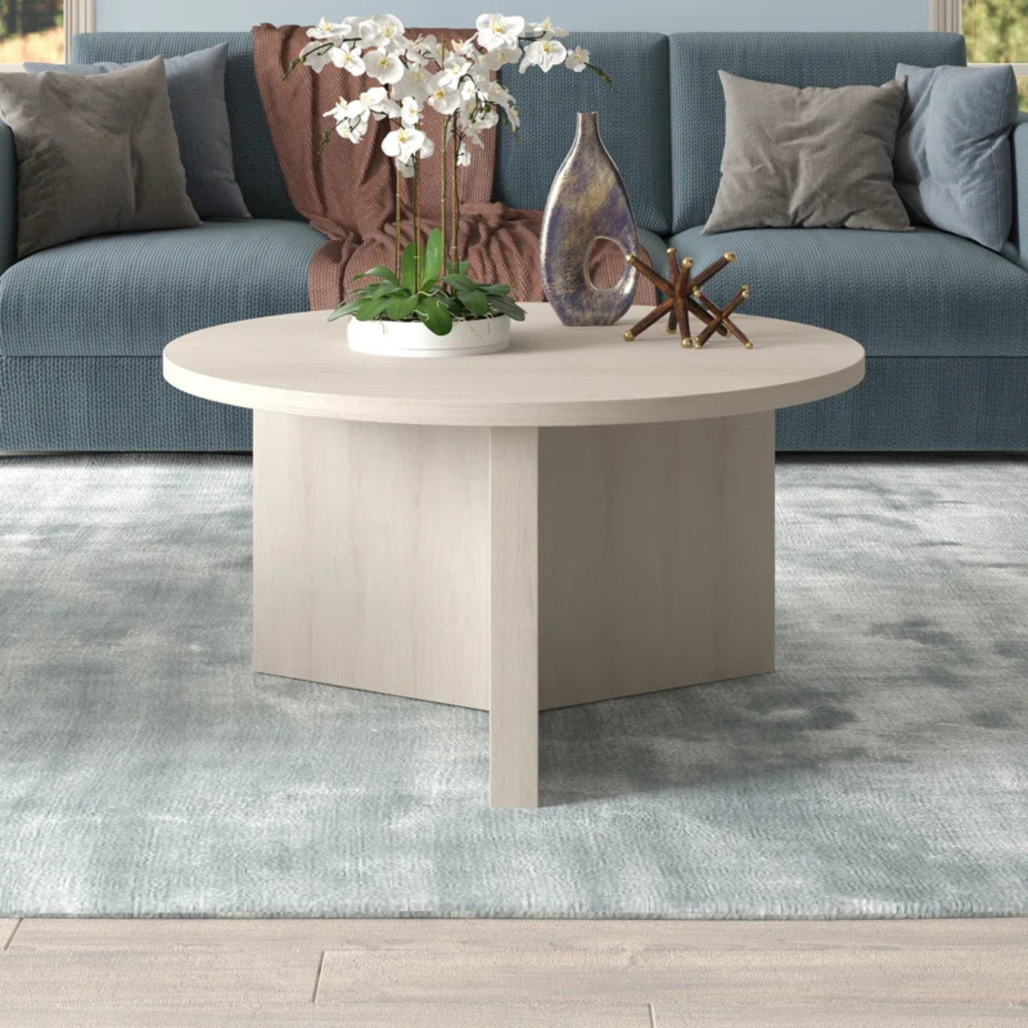 Une table basse beige, en bois, circulaire