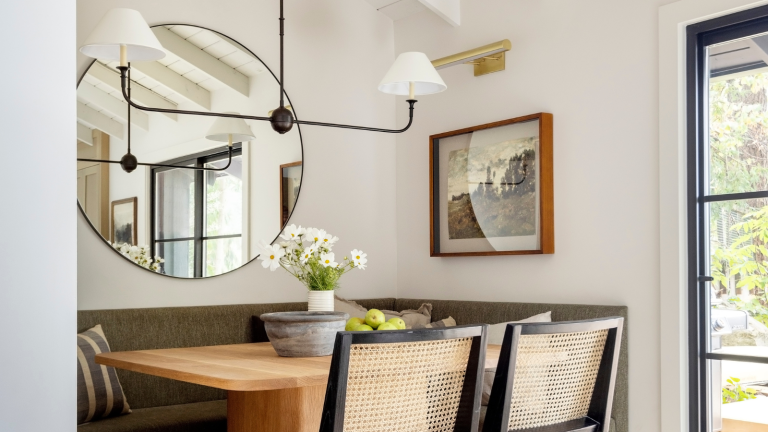 « Alors que de nombreux neutres visent à disparaître, celui-ci définit un espace » – Pourquoi le loft de la ville de Sherwin-Williams est la peinture beige adaptable dont vous avez besoin sur votre radar An off-white dining nook