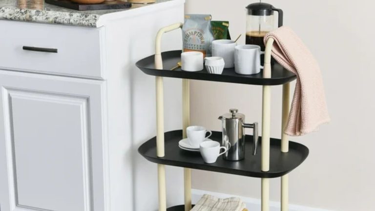 Croyez-moi, j’ai construit ma propre Kitchenette de Tiny Dorm Room et c’était une bouée de sauvetage pour les soirées d’étude tardives – voici ce que j’achèterais maintenant si je retournais à l’université Walmart three-tier kitchen trolley in black and cream