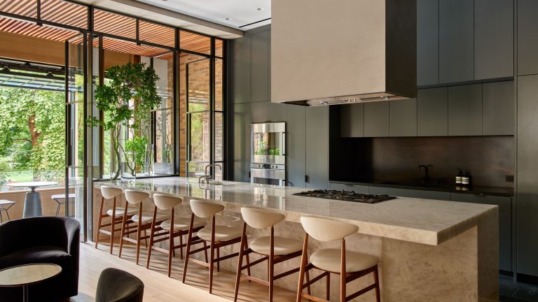 «Elle nous a donné une toile vierge, qui est le rêve de chaque créateur. C’était une licorne ‘- explorez comment un appartement vide est devenu une belle collaboration enracinée dans l’artisanat Two images of a home bar built into a nook in an entryway with mirrored shelving