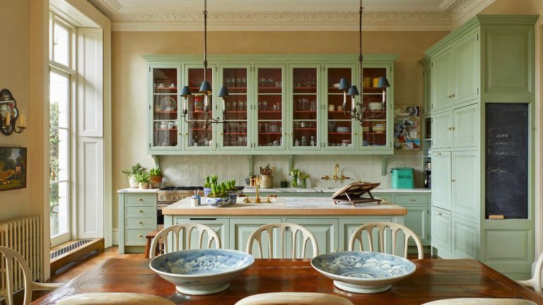 Vous avez tous entendu parler de luxe tranquille, mais qu’en est-il du luxe calme et coloré? Les designers jurent que c’est le moyen de créer une maison riche qui n’est jamais ennuyeuse traditional victorian home with tall ceilings and ornate crown moldings with a pistachio green small kitchen with vintage and antique details and marble counters