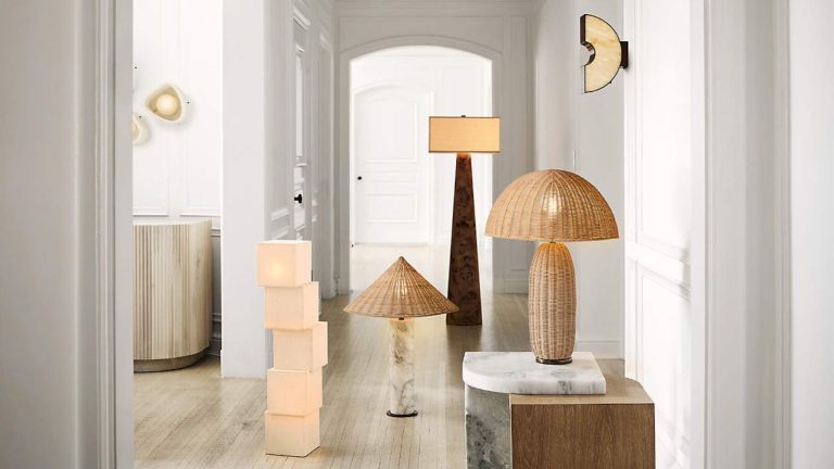 La brigette d’intérieur de Gwyneth Paltrow, Romanek, vient de laisser tomber une nouvelle ligne d’éclairage qui est la quintessence du luxe habitable – pensez que Rattan rencontre le marbre Crate & Barrel lighting collection with Brigette Romanek positioned in a white entryway