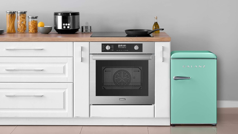 Mon plus grand regret de mes jours de dortoir est d’acheter ce mini-réfrigérateur inspiré de rétro Galanz teal retro-inspired mini fridge inside of a modern kitchen