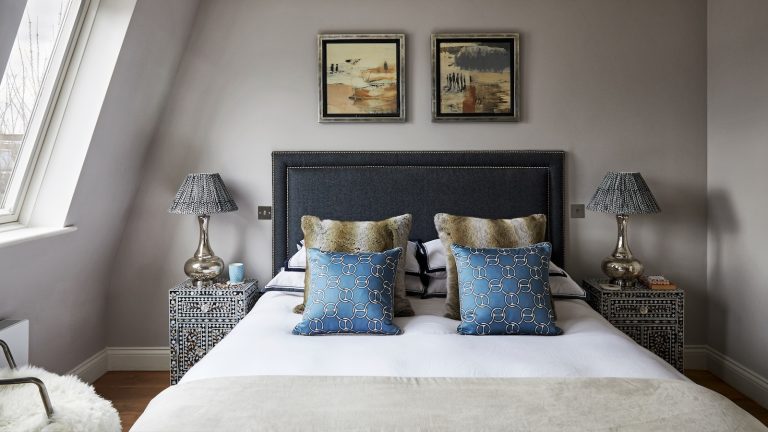 Ce sont les 7 choses que les concepteurs disent que vous ne devriez jamais mettre dans une petite chambre small grey bedroom with upholstered bed