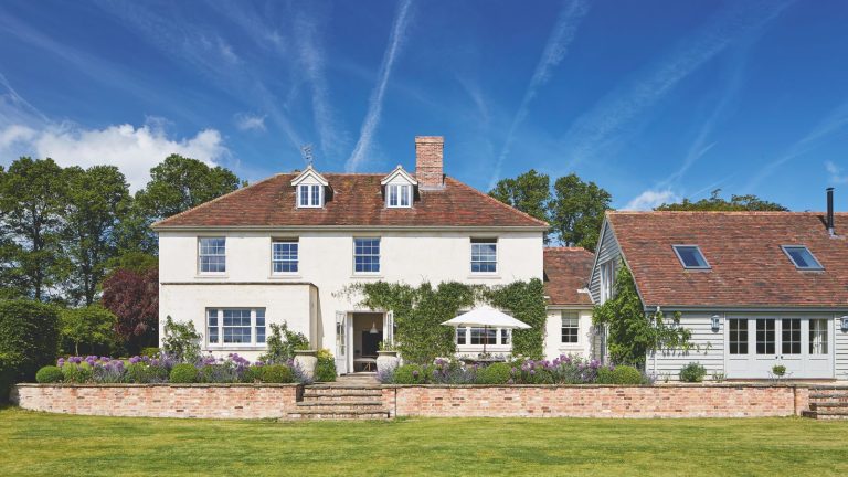 6 choses que vous devriez regarder au-de Large period property with brick roof, white painted facade and walled garden