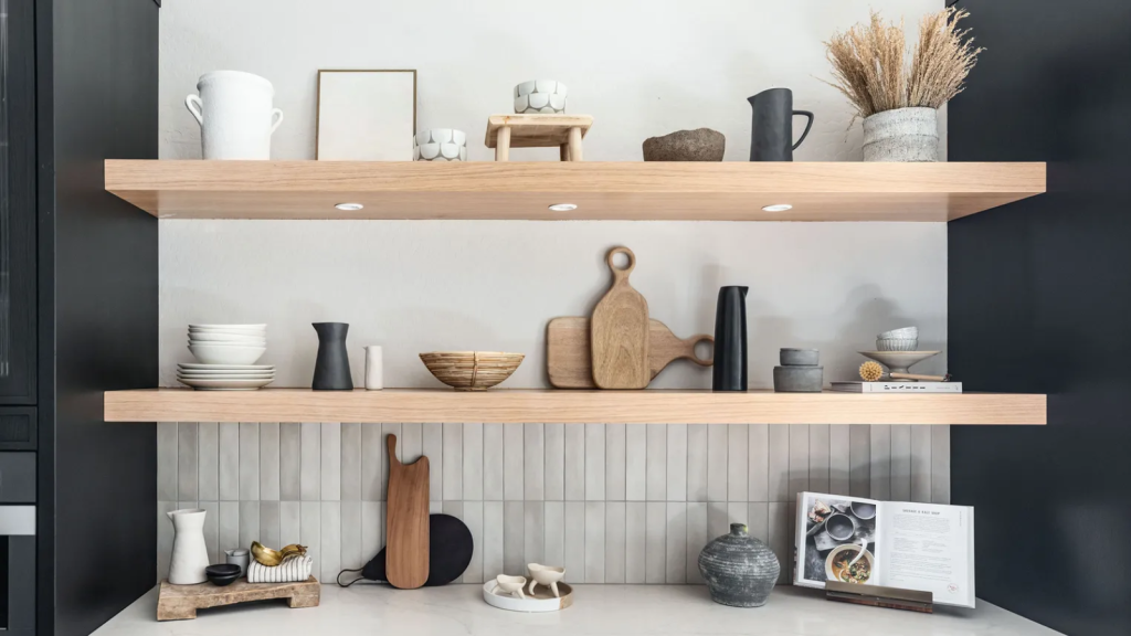 J’ai des étagères de cuisine ouvertes et zéro patience pour le rangement laid – ce sont les seuls conteneurs de rangement que j’utilise pour maintenir l’attrait rustique moderne de ma cuisine Open pine shelving in modern kitchen space with accessories and tableware