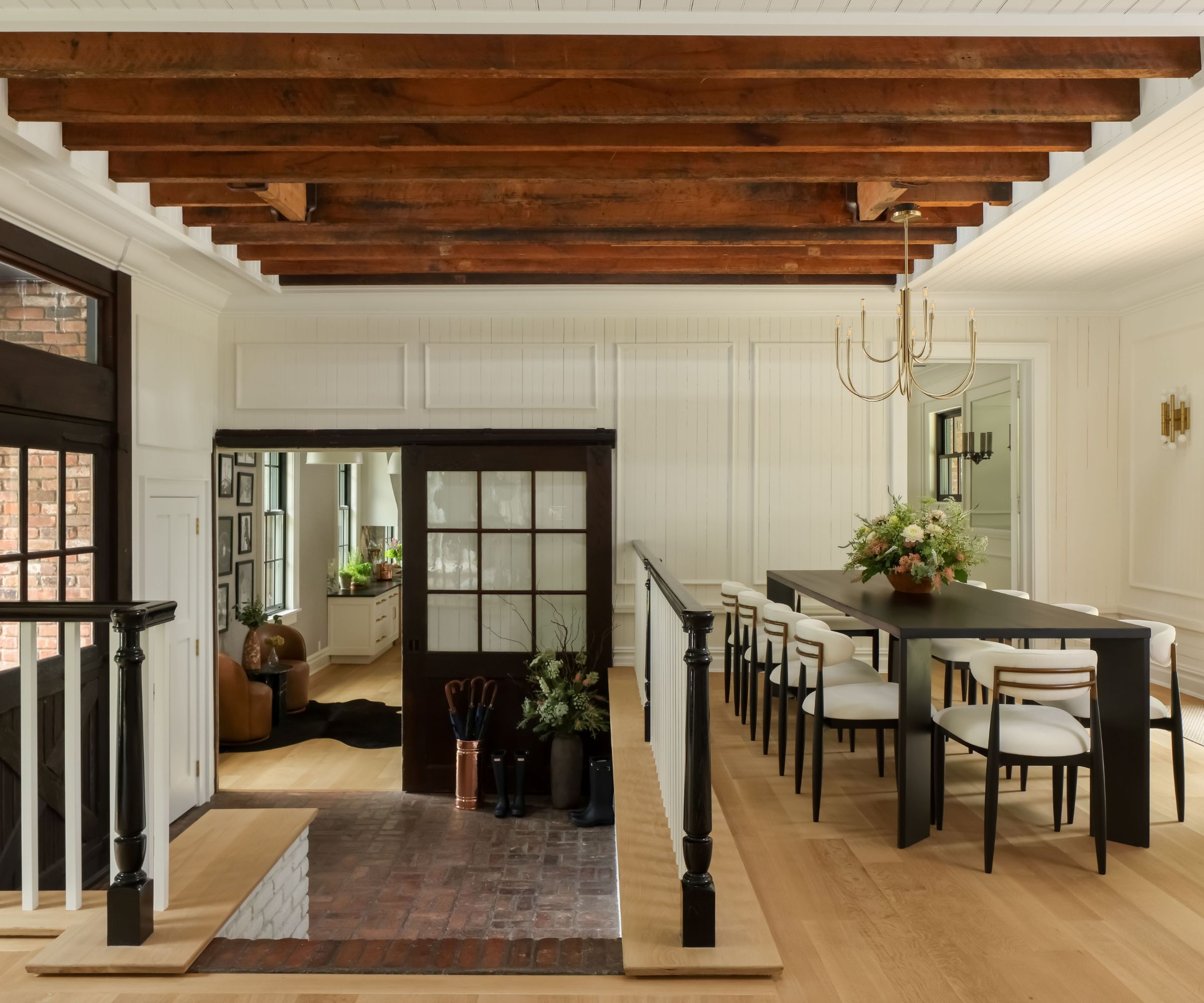 salle à manger avec poutres et murs lambrissés