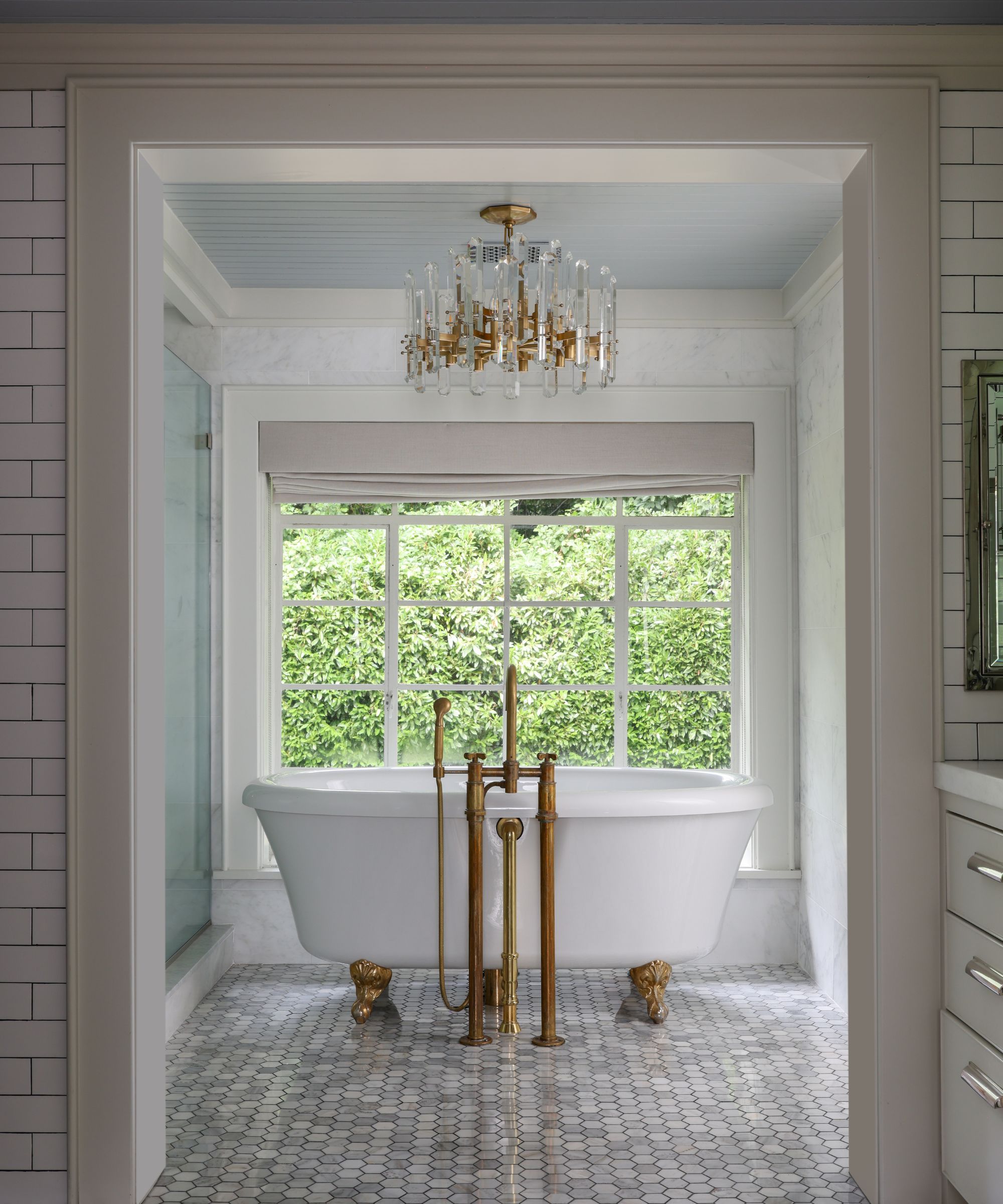 bain autoportant par la fenêtre