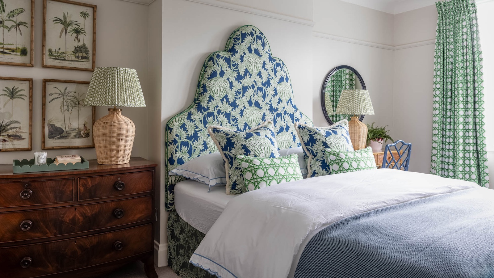 Chambre grise avec lit vert