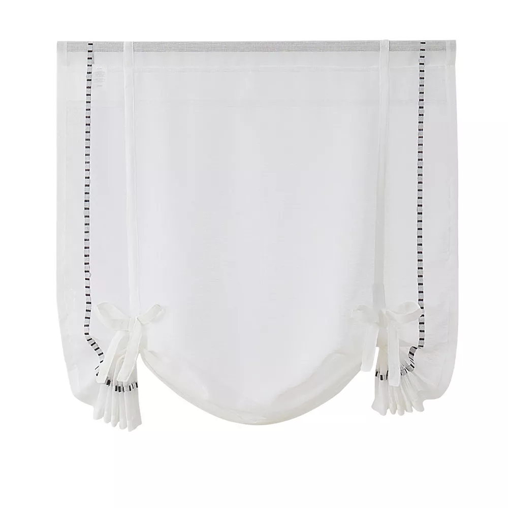 Kate Auroura attache des rideaux en blanc