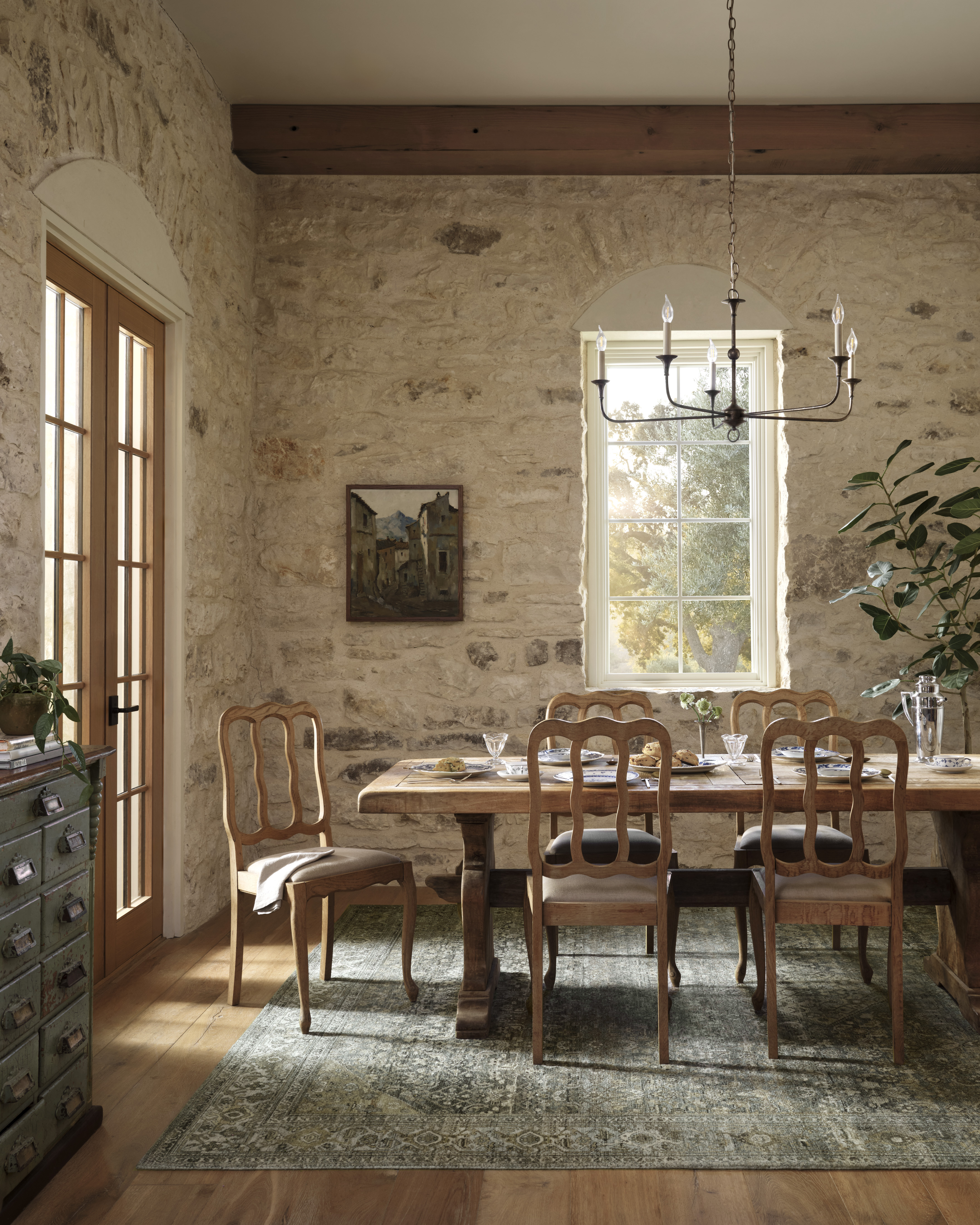 Tapis à motifs vintage Joanna Gaines x Loloi dans une salle à manger ensoleillée