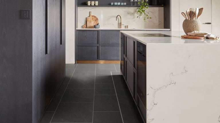 Le fondement d’une belle maison commence ici – pourquoi le sol Karndean est le choix de style le plus intelligent Modern kitchen with Verona Quartzite luxury vinyl tile flooring with grey cabinetry, white marble countertop and backsplash
