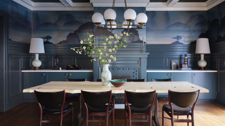 « Ma priorité était d’honorer l’histoire de cette propriété » – comment ce designer a pris un joyau édouardien de 1904 et l’a transformé en une maison familiale intemporelle dining room with blue mural walls and paneled ceiling