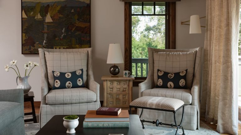 C’est le «travail non sexy, en coulisses» que j’aurais aimé faire avant de commencer mon remodelage – si vous rénovez, ne sautez pas ces conseils incontournables pour votre promenade électrique cozy living room in an arts and crafts home by oho interiors with wooden window frames, large abstract mid century, two plaid armchairs, and vintage decor