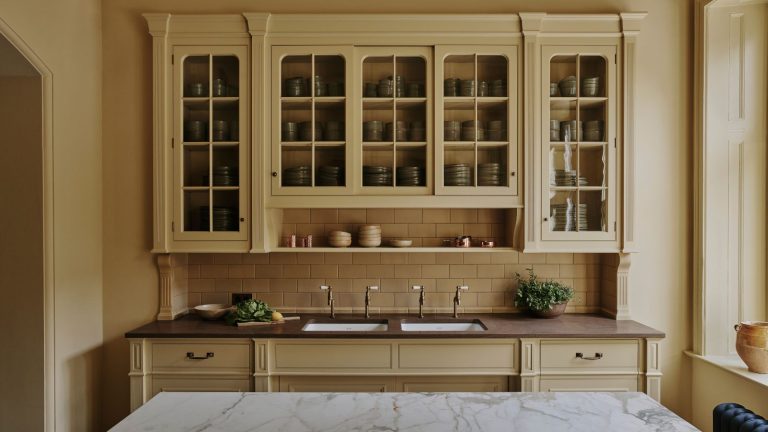 Les meilleures peintures Farrow & Ball pour les armoires de cuisine – 10 couleurs intemporelles qui sont «moins sur la mode et plus sur le style durable» Yellow kitchen cabinets with subway tiled backsplash, wooden countertops and marble island