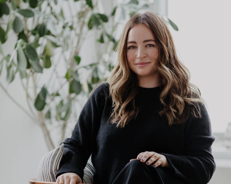 «Le rouge est presque un neutre pour moi. Designer Emma Beryl Kemper sur les choix de décoration qui font que une maison se sent immédiatement comme si c’était votre maison Emma Beryl