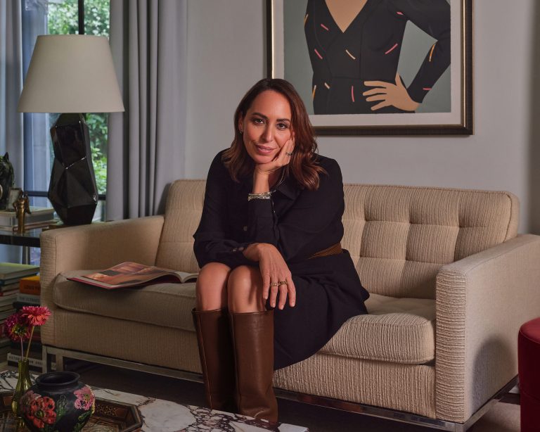 « Les gens n’ont pas peur de la couleur, ils ne savent tout simplement pas comment l’utiliser. » Alors dit le designer Zoe Feldman, qui sait comment créer des pièces pleines de chaleur et d’âme Zoe Feldman
