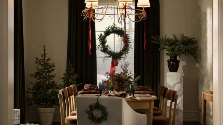 Je viens de passer un aperçu de la collection de vacances de Shea McGee – ce sont les 3 tendances que je prédisons que nous verrons pour Noël 2025 A Christmas table decorated with seasonal greenery