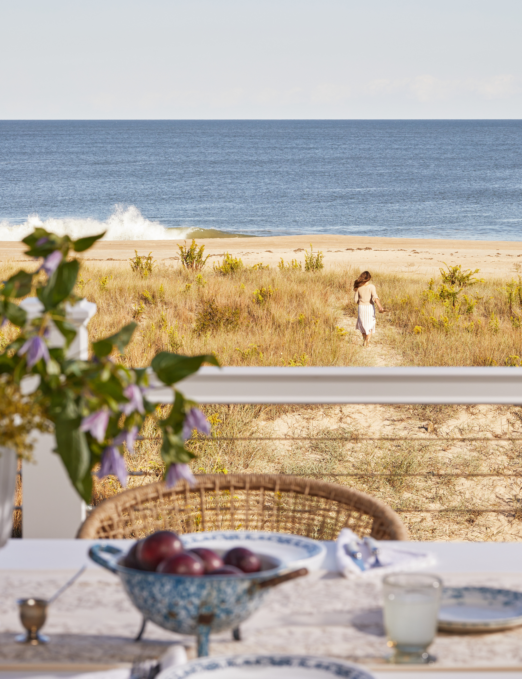 Paysage de table extérieur regardant sur une plage de sable