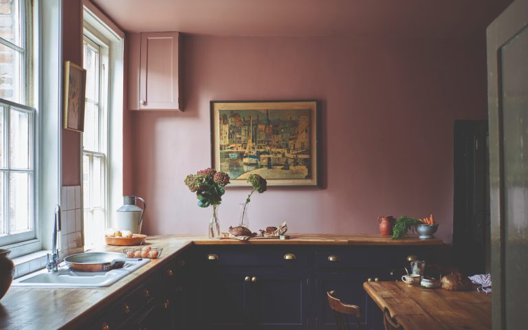 Bye Bye Beige Kitchen Walls – Les experts disent « il essaie si fort d’être inoffensif qu’il devient oubliable » donc ce sont les 4 nuances plus excitantes à utiliser à la place Pink and navy kitchen