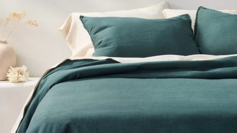 Des milliers de acheteurs ne jurent que par l’ensemble de literie en lin Casaluna de Target – voici pourquoi je pense que ces feuilles virales sont à la hauteur du battage médiatique Teal Target Casaluna linen bedding