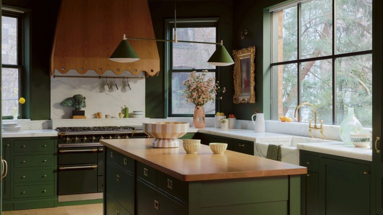 C’est la mise à niveau de conception la plus simple et la plus abordable que j’ai faite cette année – je ne peux plus les plaques de commutation chic d’Anthropologie dark green kitchen with wooden countertop and wooden scalloped range cooker hood with large windows and green pendant light