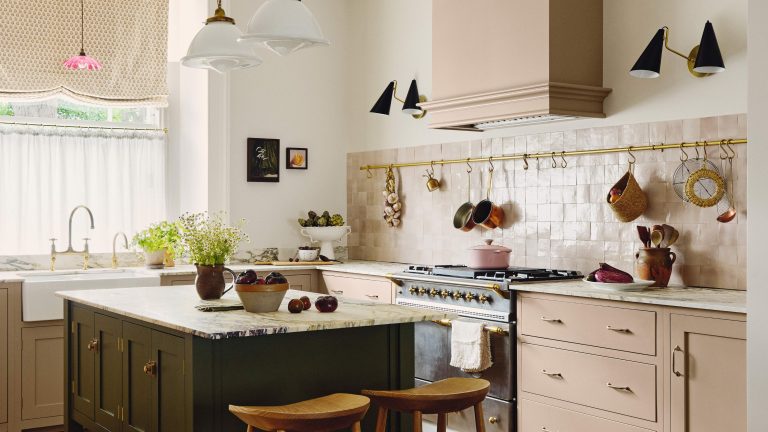 Prendre une maison qui n’avait pas été touché depuis près de quatre décennies a été un défi que cette famille savoure – et le résultat final est un mélange très charmant d’ancien et de nouveau Pale pink kitchen with dark green island and pink textured tile splashback