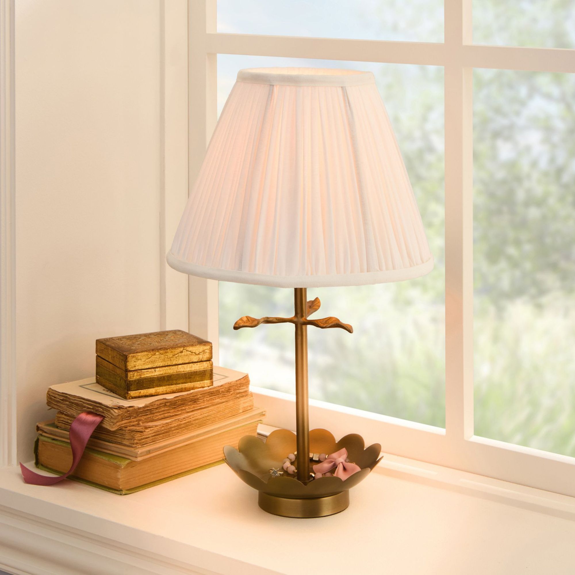 Lampe pour enfants avec une teinte blanche et une base d'or