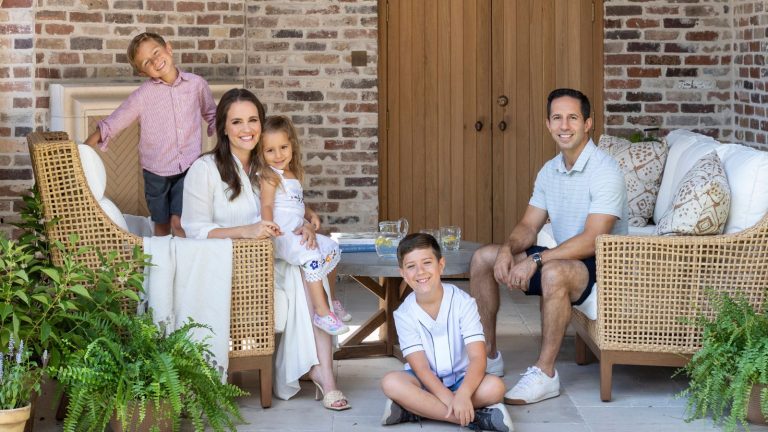 « Chaque décision de conception soutient cette transition en douceur vers le rythme occupé de la journée » – comment la designer Marie Flanigan se prépare à la maison pour la saison des retours Designer Marie Flanigan and her family on the patio of their home