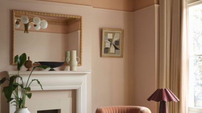 Déplacez-vous sur la couleur trempée, le «couchage des couleurs» est la nouvelle technique tonale chic que vous verrez partout cet automne soft pink living room with a darker dusty pink painted ceiling and picture rail with a fireplace, bobbin mirror, pink velvet chair and burgundy lamp