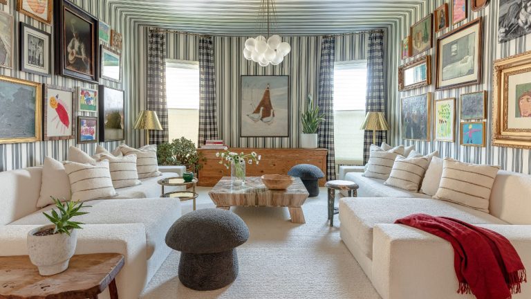 « Investissez dans vos agrafes, Thrift Your Fun » est le truc de la mode que je vole pour m’aider à décorer ma maison – voici comment j’ai trouvé l’équilibre parfait et haut maximalist living room pattern drenched in striped wallpaper on the walls and ceiling, gingham curtains, two vintage gallery walls on opposite sides and two matching white corner sofas with a mushroom ottoman stool