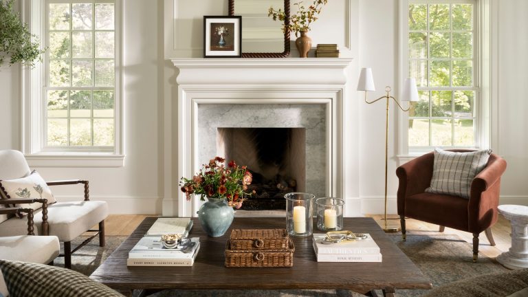 Il y a des éléments d’hébergement d’automne très chic dans la vente de la fête du Travail McGee & Co. – et les choix incontournables de cet éditeur de style commencent à partir de seulement 20 $ McGee & Co. fall decor, including a large wooden coffee table, armchairs, and decorative woven boxes, styled in a sunlit liivng room