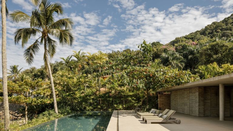 Explorez un jardin immersif en bord de mer juste à l’extérieur de Rio de Janeiro, avec une atmosphère qui contient un coup de poing paradisiaque Swimming pool and palm trees
